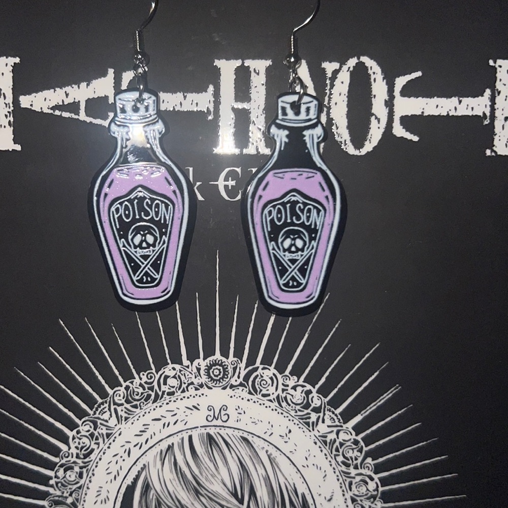 ☠️ That girl is Poison earrings